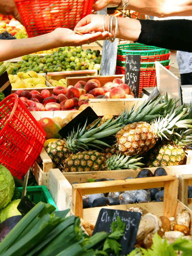 Marché avec fruits et échange d'argent